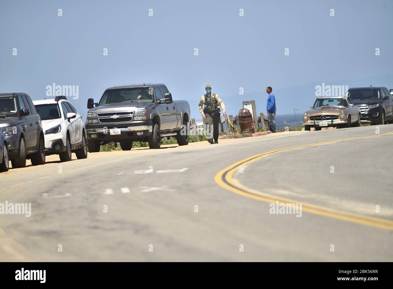 Pacific Grove, Kalifornien, USA. Mai 2020. California State Parks Peace Officer Posting Zeichen, um die zu klären.Recreation Rules for Asilomar State Beach during the COVID-19 Shelter in Place Order Credit: Rory Merry/ZUMA Wire/Alamy Live News Stockfoto