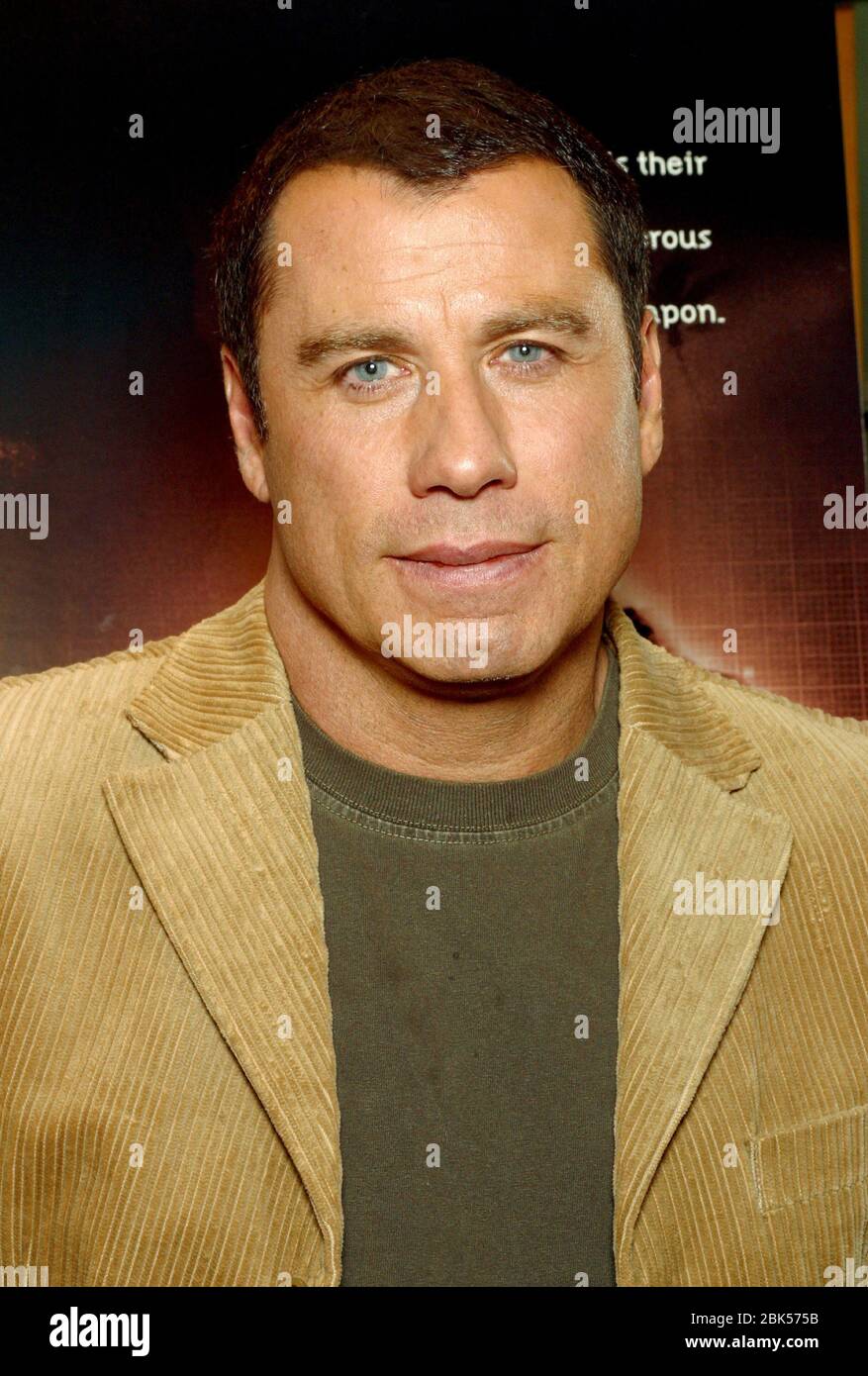 John Travolta tritt in Philadelphia auf, um seinen neuen Film BASIC zu promoten - ein Film, in dem er einen DEA-Agenten spielt, der das Verschwinden eines legendären Armeeergenats und seiner Kadetten untersucht. 27. Februar 2003. Quelle: Scott Weiner/MediaPunch Stockfoto