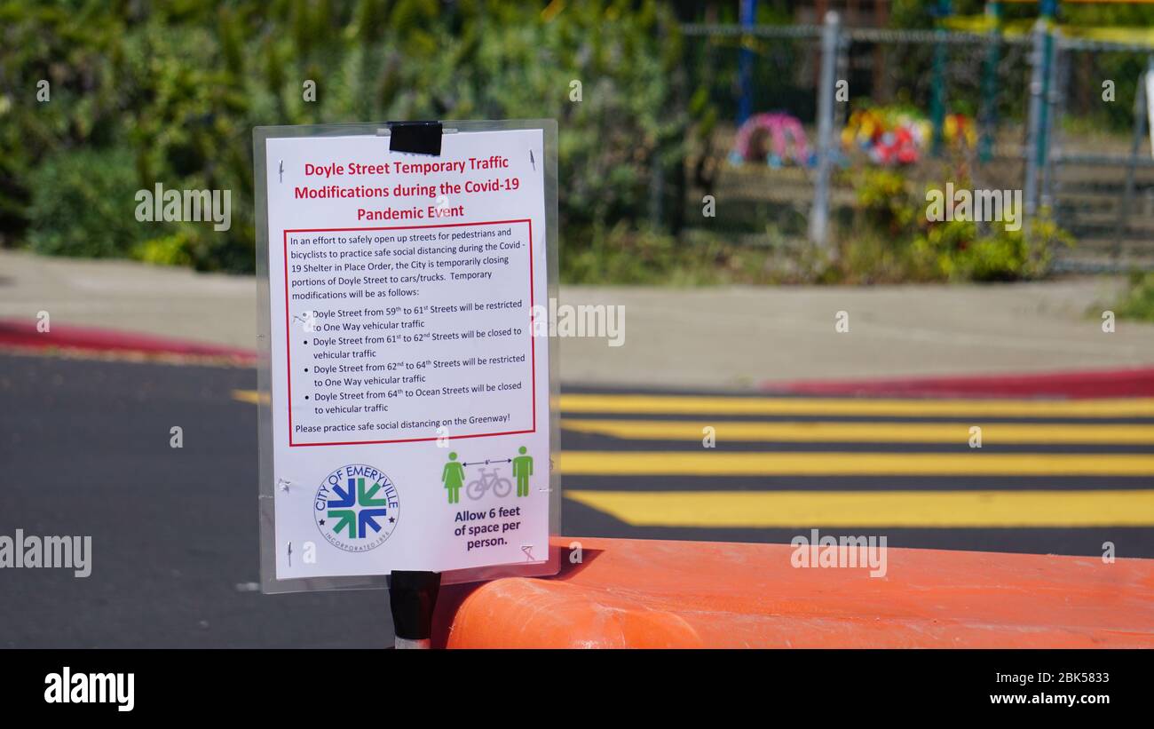 Straße für Fahrräder und Fußgänger nur für COVID19 Sicherheitsprotokolle geschlossen, um Bewegung zu ermöglichen und soziale Distanzierung zu erzwingen. Emeryville, CA, USA. Stockfoto