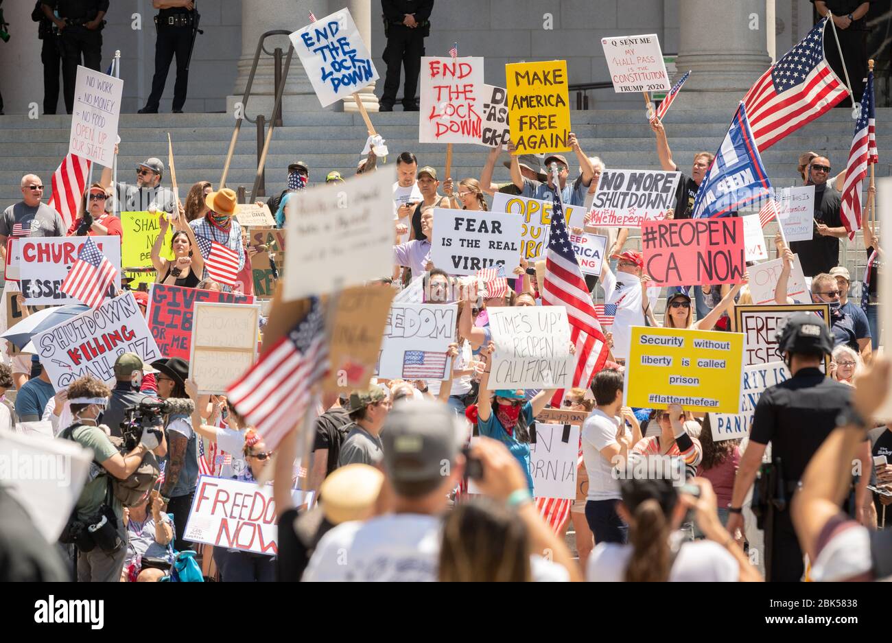Demonstranten, die protestieren, bleiben am 1. Mai 2020 im Rathaus in Los Angeles, Kalifornien, zu Hause. Stockfoto