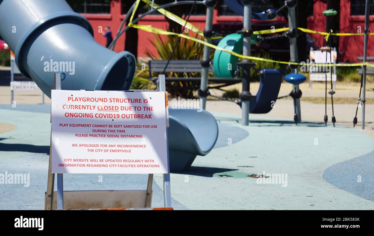 Schild für geschlossenen Stadtpark und Spielplatz mit gelbem Klebeband wegen Coronavirus COVID19 Ausbruch. Doyle Hollis Park, Emervyille, CA. Stockfoto