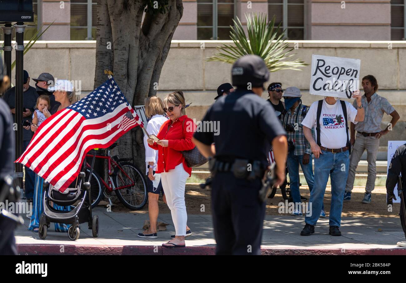 Demonstranten, die protestieren, bleiben am 1. Mai 2020 im Rathaus in Los Angeles, Kalifornien, zu Hause. Stockfoto