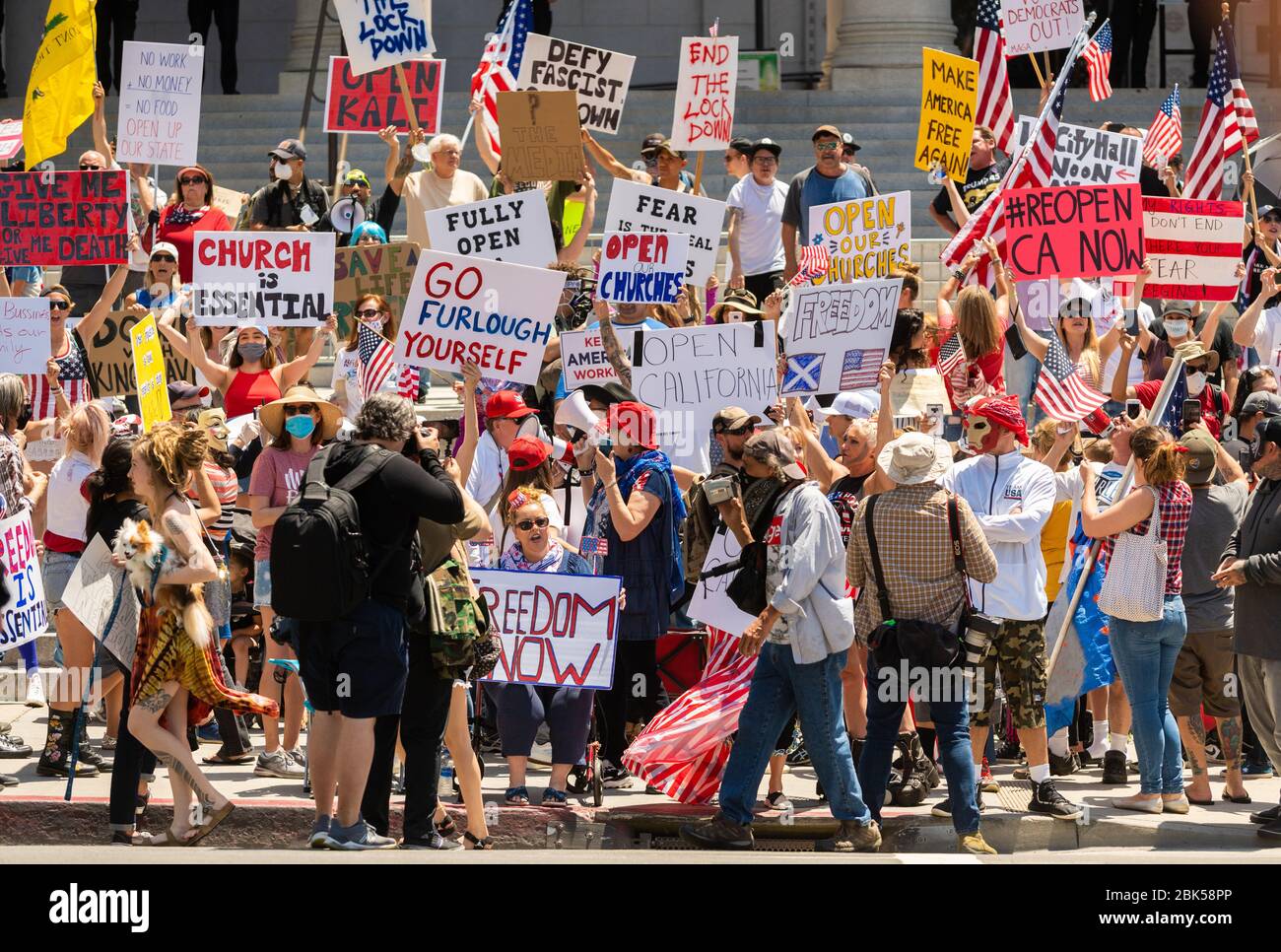 Demonstranten, die protestieren, bleiben am 1. Mai 2020 im Rathaus in Los Angeles, Kalifornien, zu Hause. Stockfoto