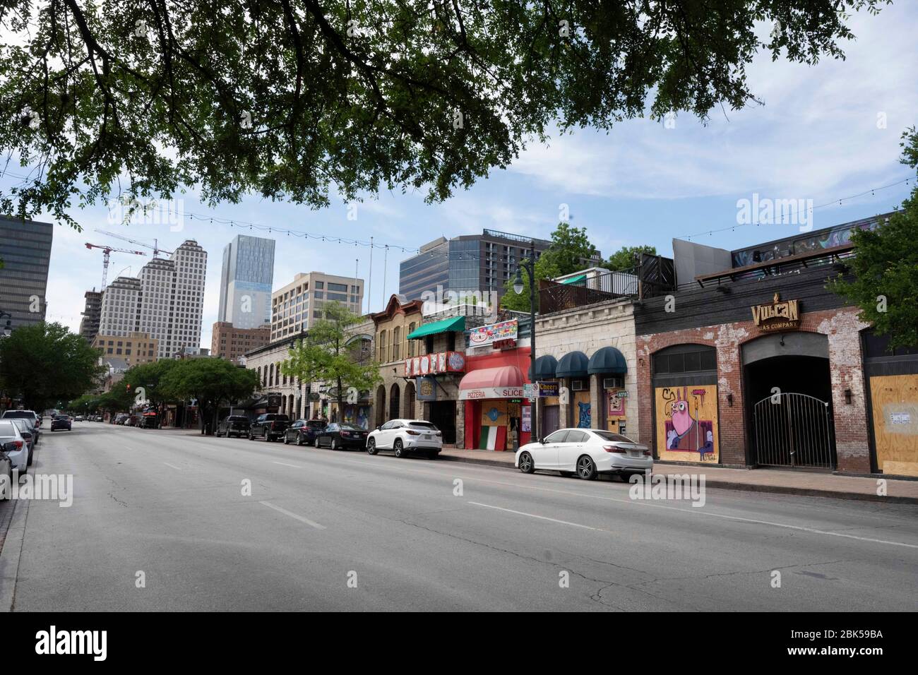 Austin's normalerweise geschäftiges Unterhaltungsviertel Sixth Street ist an einem Freitagnachmittag Anfang Mai fast verlassen, da Texas langsam seine Wirtschaft wieder aufmacht und sich immer noch gegen das Coronavirus kämpft. Die meisten Unternehmen, die nach ihrer Schließung Mitte März noch immer an Bord gingen, entschieden sich aufgrund von 25 % Belegungsbeschränkungen, die den potenziellen Umsatz einschränkte, für eine Schließung. Stockfoto