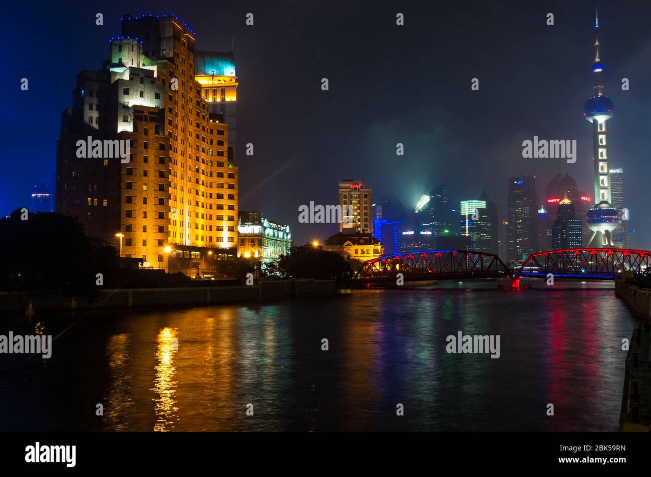 Ein abendlicher Blick von Suzhou Creek, die den Broadway Mansions Hotel und Garten Brücke zusammen mit dem Oriental Pearl Tower in Pudong darüber hinaus. Shanghai, Stockfoto