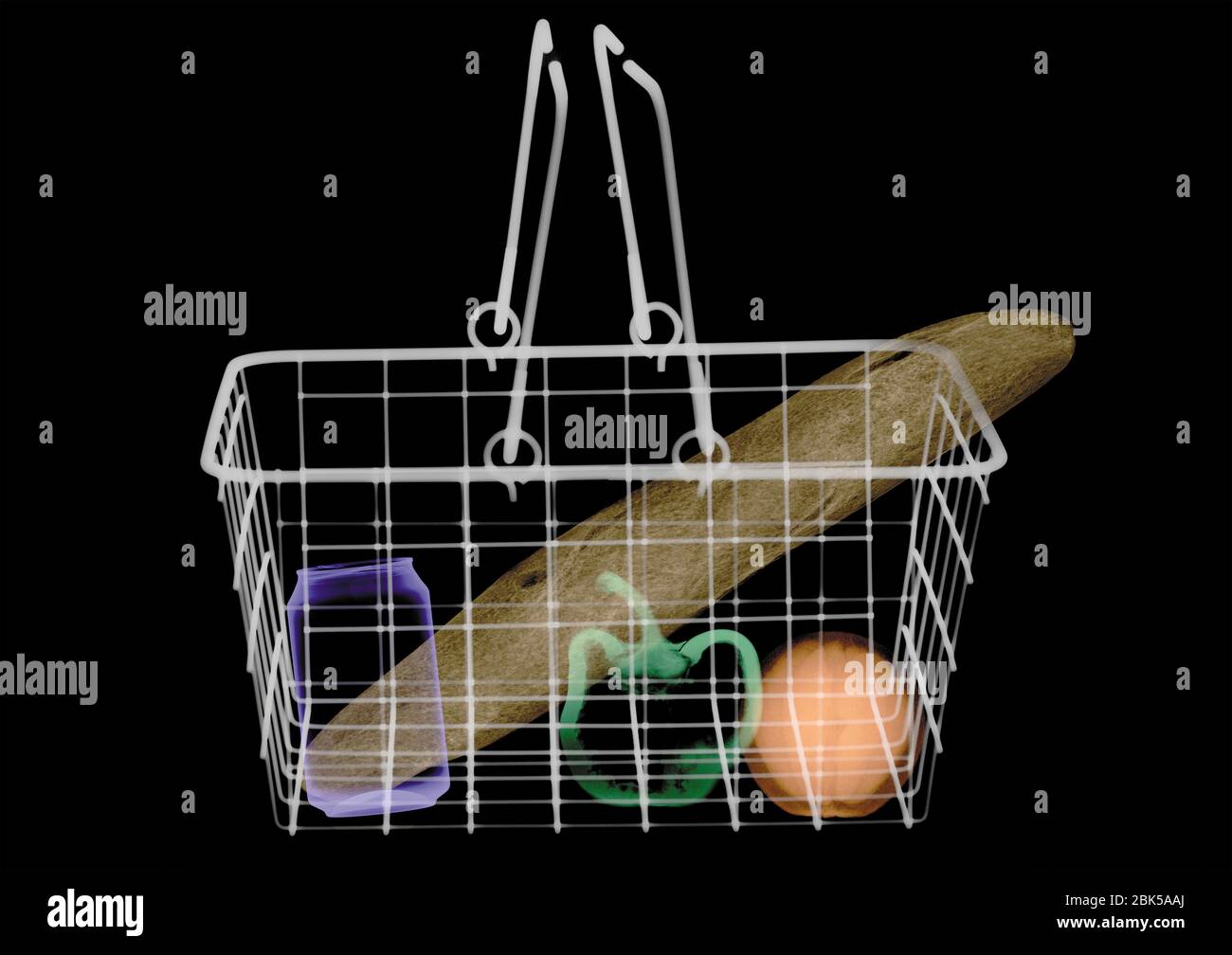 Drahtkorb mit Shopping, farbiges Röntgen. Stockfoto