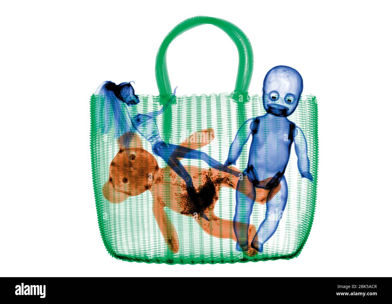 Gewebte Tasche mit Puppen und Stofftier, farbige Röntgenstrahlen. Stockfoto