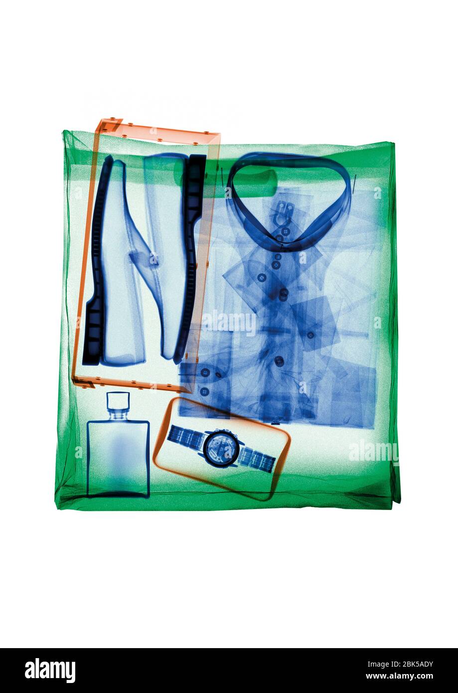 Einkaufstasche mit Kleidung und Schuhen, farblich Röntgen. Stockfoto