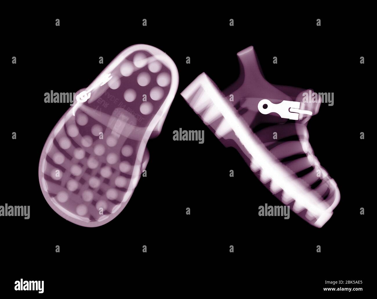 Ein Paar Gummischuhe für Kinder, farbiger Röntgenstrahl. Stockfoto