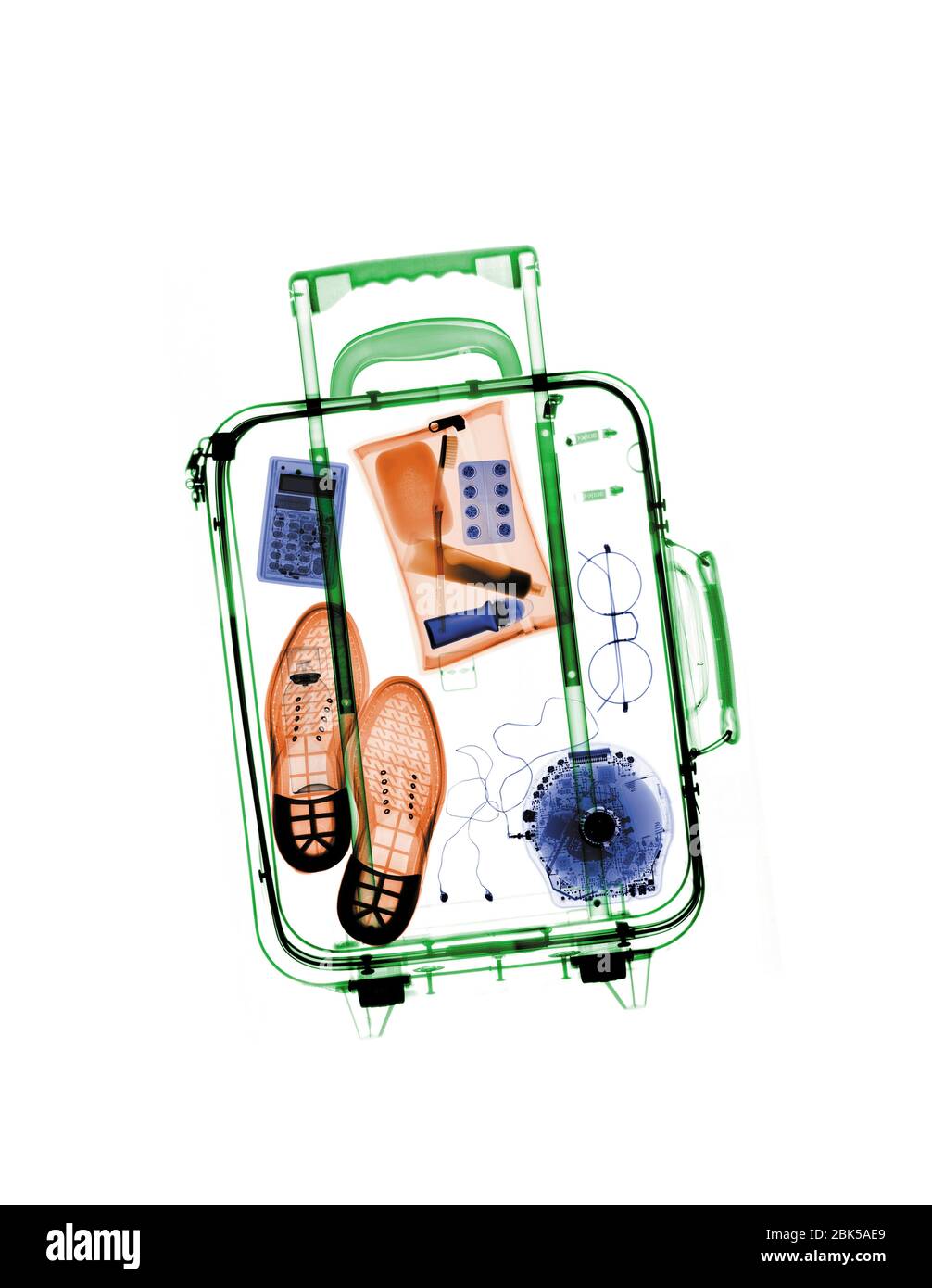 Flughafenkoffer mit verschiedenen Gegenständen, farbige Röntgenstrahlen. Stockfoto