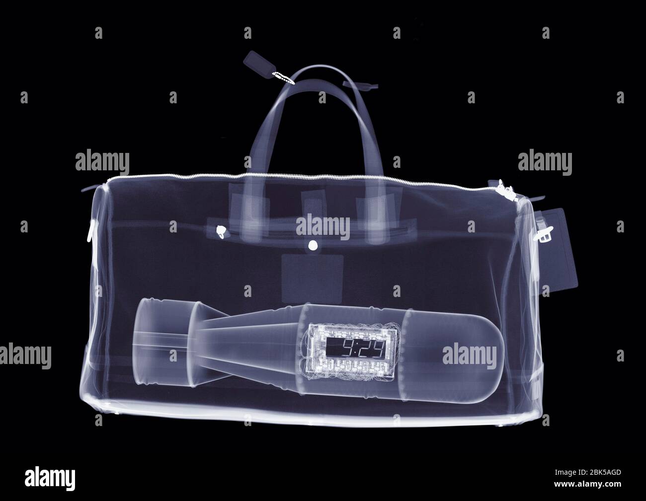 Suitcase bomb -Fotos und -Bildmaterial in hoher Auflösung – Alamy