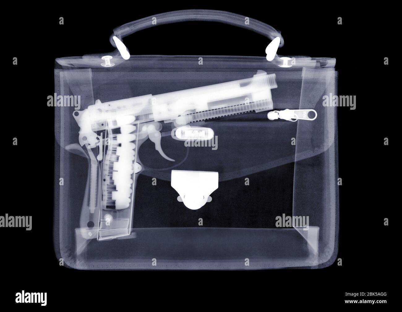 Handtasche mit Pistole, Röntgen. Stockfoto