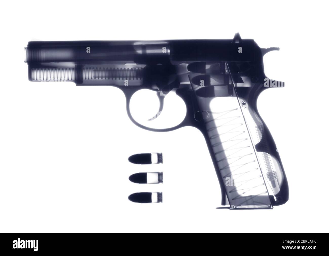 Handfeuerwaffe und Kugeln, Röntgen. Stockfoto