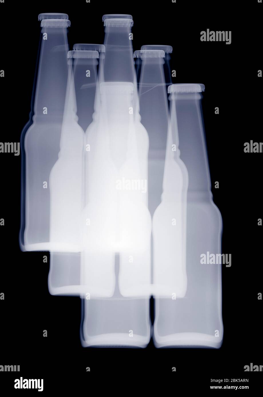 Montage von Getränkeflaschen, Röntgenaufnahme. Stockfoto