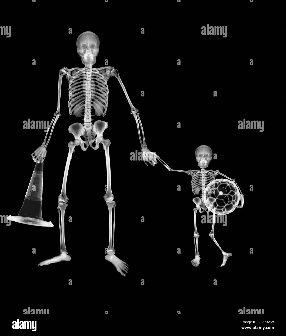 Erwachsene Skelett mit Kind Skelett zum Fußball, X-ray. Stockfoto