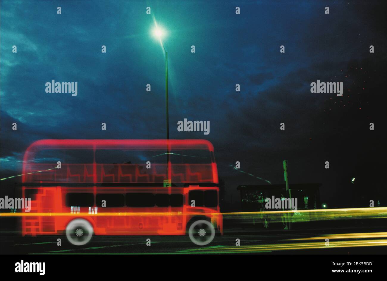 Doppeldeckerbus in der Stadt, farbiges Röntgenbild. Stockfoto