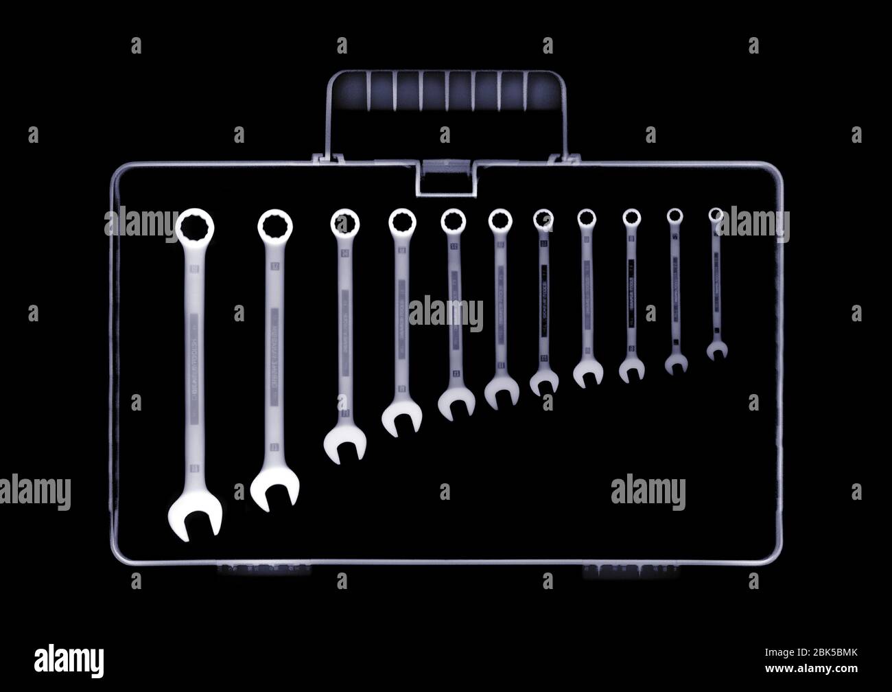 Werkzeugkasten mit Schraubenschlüsseln in absteigender Reihenfolge, Röntgenaufnahme. Stockfoto