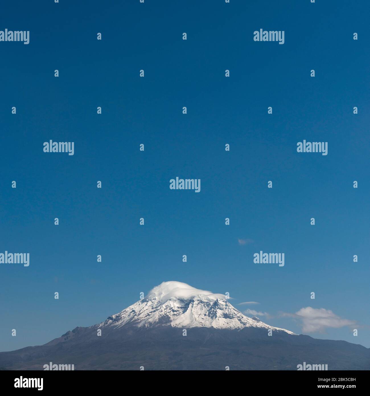 Quadratisches Format des schneebedeckten Chimborazo Vulkans mit Kopierraum, Andes Gebirge, Ecuador. Stockfoto