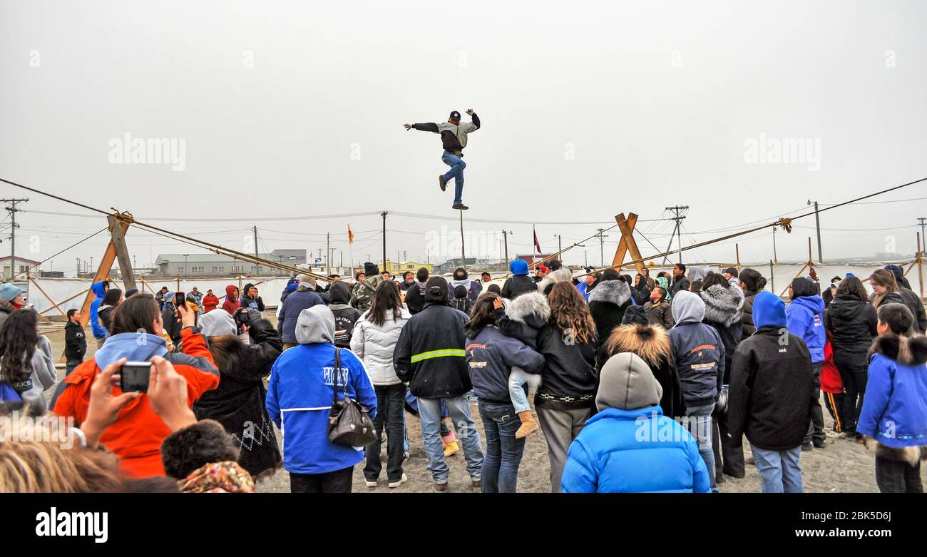 Decke werfen während des Spring Whaling Festival Nalukataq in Barrow, Alaska Stockfoto