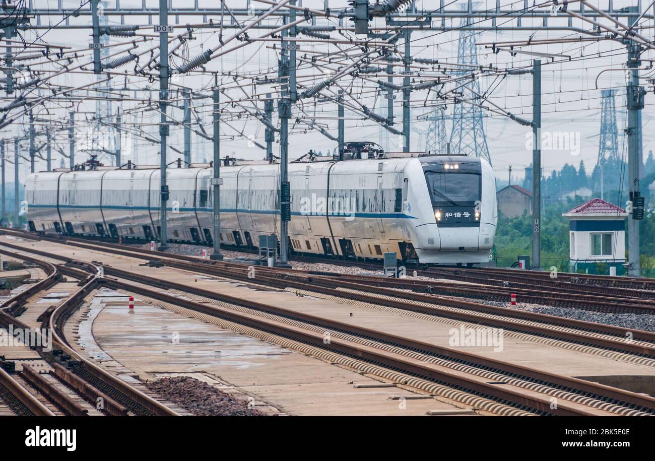 Eine Bombardier Sifang CRH1 ein Bullet Train Ansätze Lijiang South Station, Zhejiang Province, China. Stockfoto