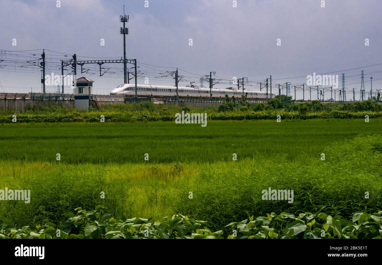 Eine chinesische CRRC gebaut CRH380 A Bullet Zug fährt Lijiang South Station, Zhejiang, China. Stockfoto