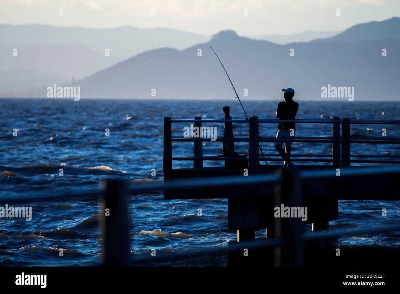 Angeln auf dem Deck der Beira Mar Norte Esplanade, in Florianópolis, Santa Catarina, Brasilien. Stockfoto