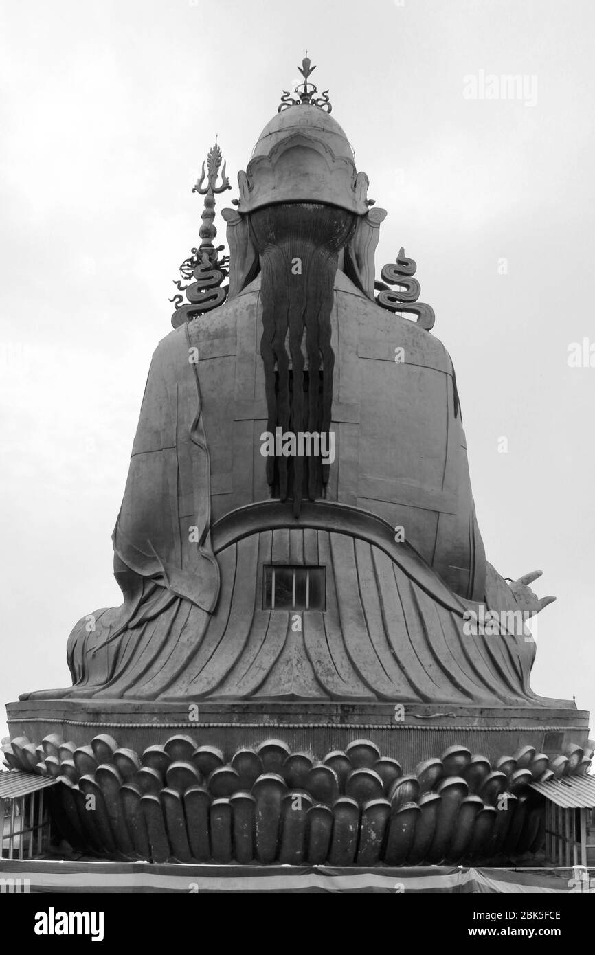 Panoramablick auf die Statue von Guru Padmasambhava Guru Rinpoche, dem schutzheiligen von Sikkim auf dem Samdruptse-Hügel, Namchi in Sikkim, Indien. Stockfoto
