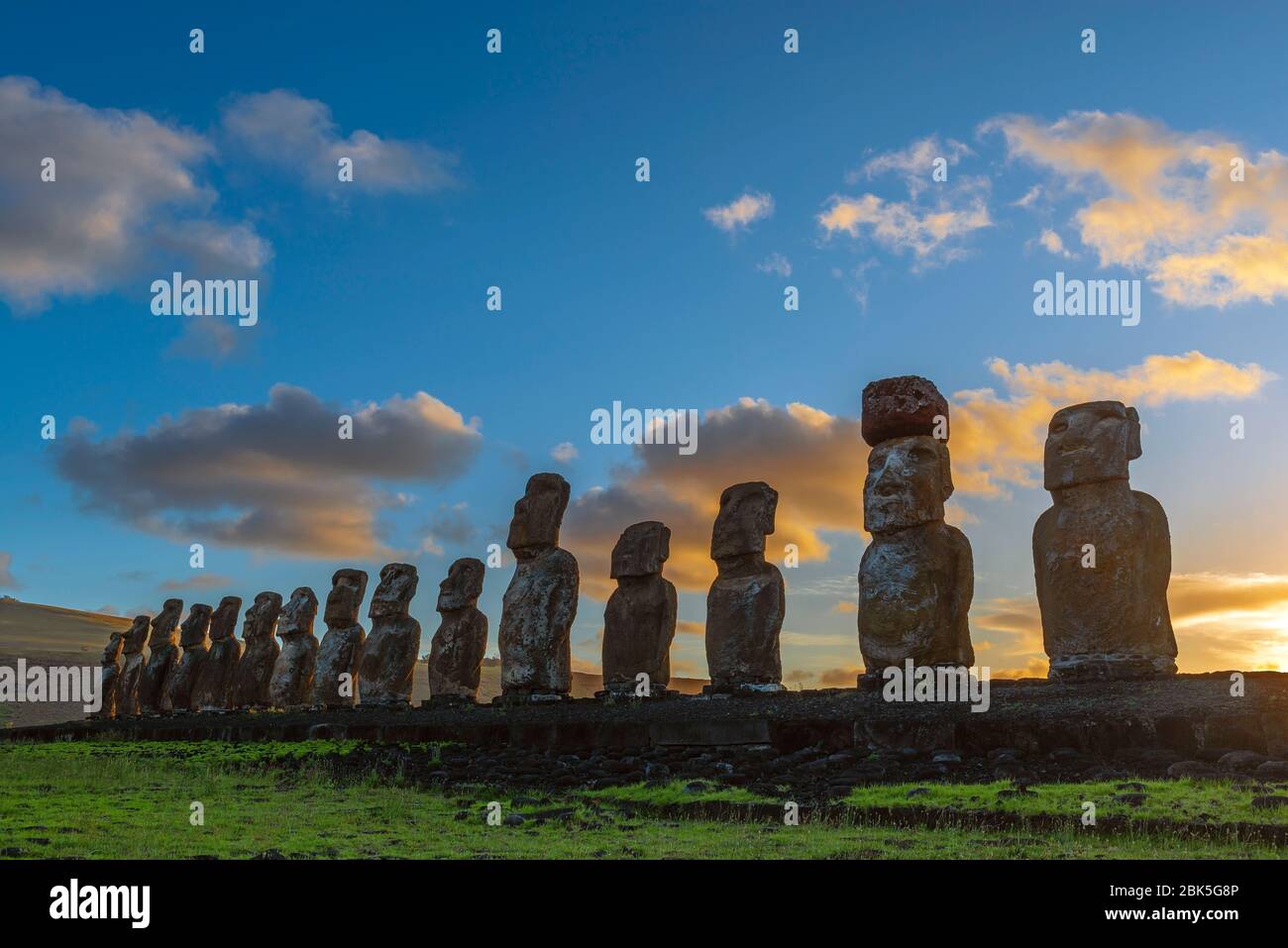 Silhouette von Moai-Statuen bei Sonnenaufgang, Ahu Tongariki, Osterinsel (Rapa Nui), Chile. Stockfoto