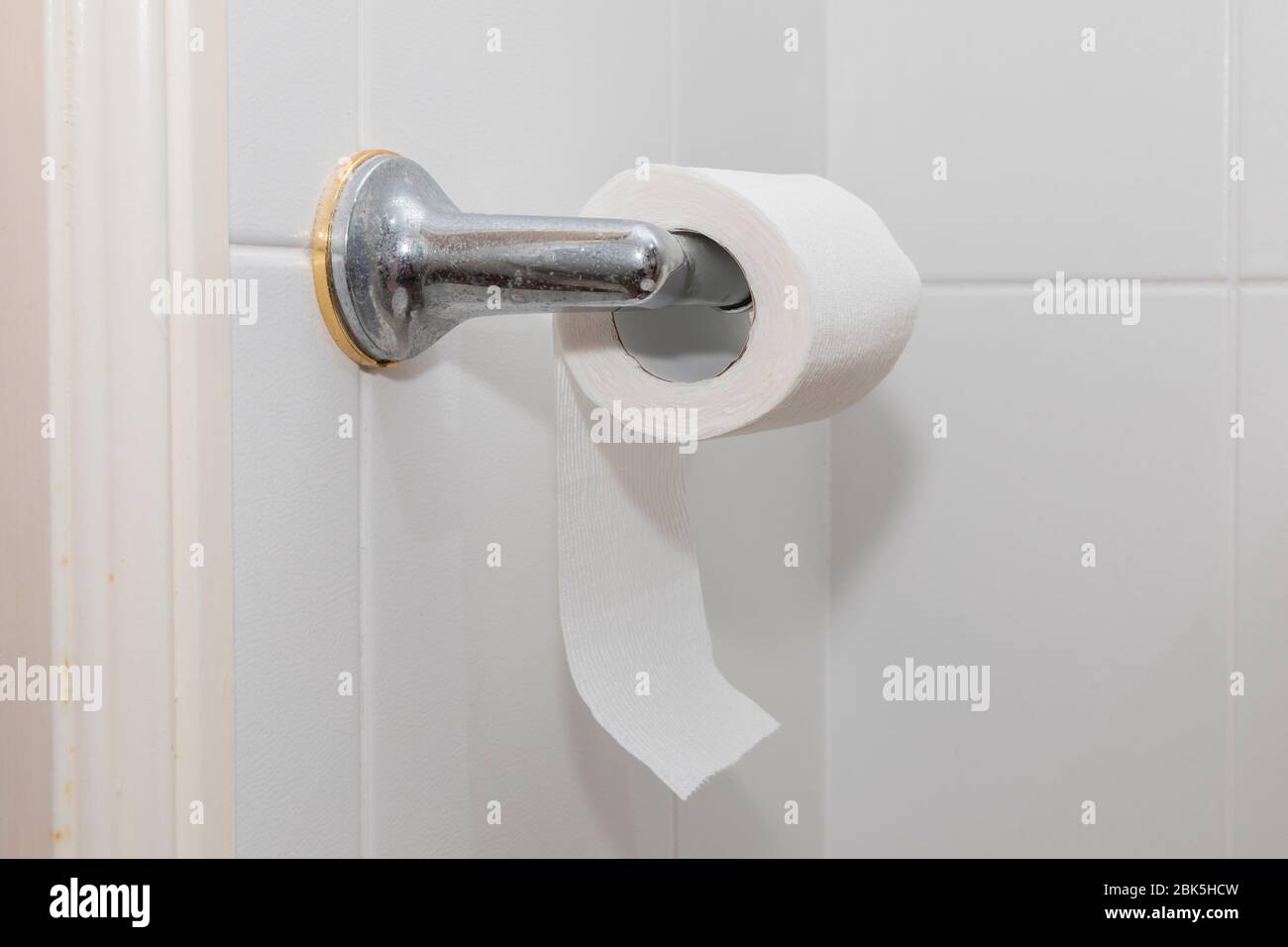 Weißes Toilettenpapier auf einem Chrombügel Stockfoto