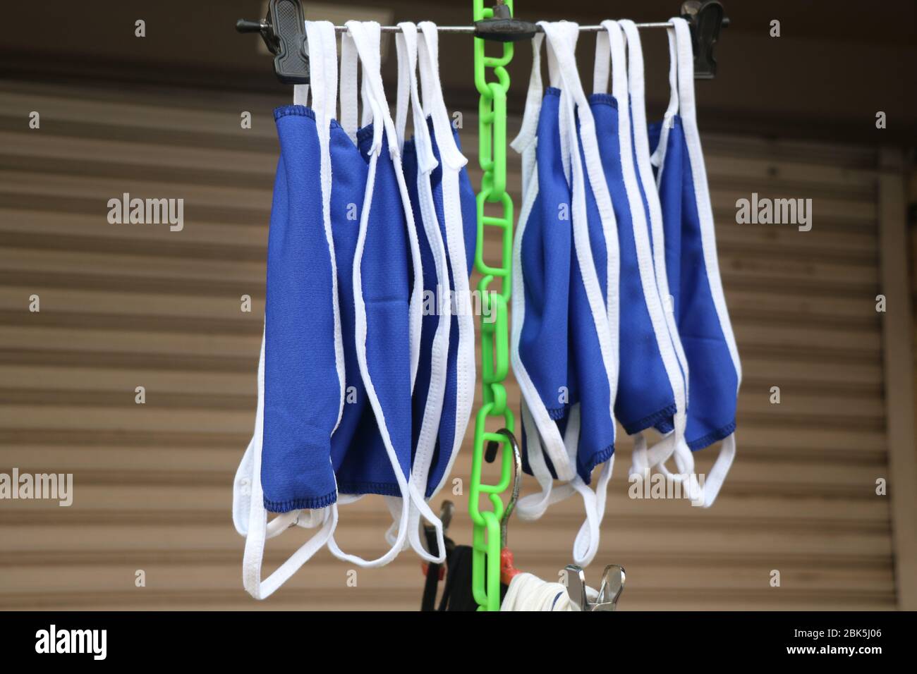 Bunte hausgemachte Tuch Gesichtsmaske Verkauf auf der Straßenseite während der Sperre in Indien Stockfoto