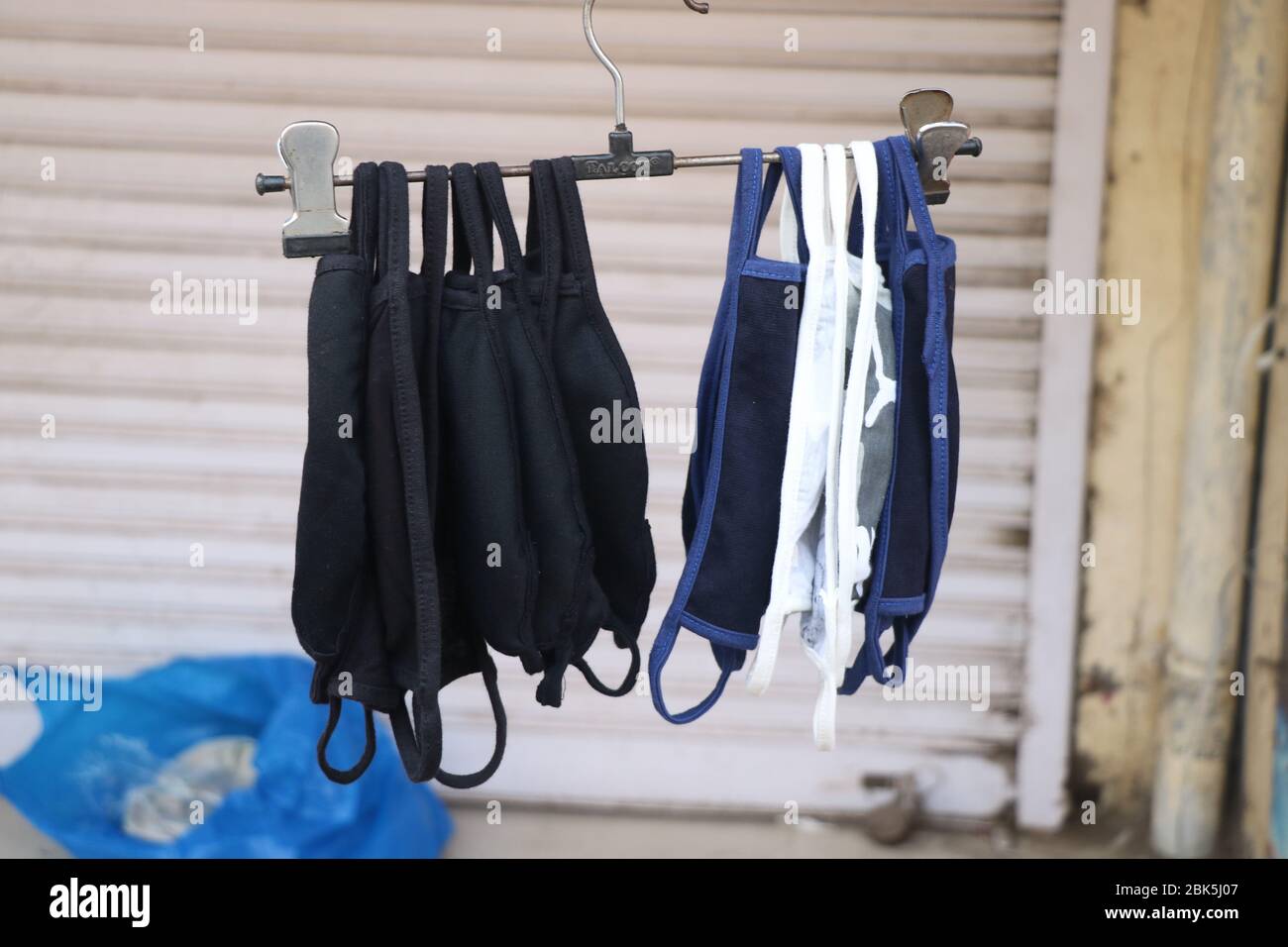 Bunte hausgemachte Tuch Gesichtsmaske Verkauf auf der Straßenseite während der Sperre in Indien Stockfoto