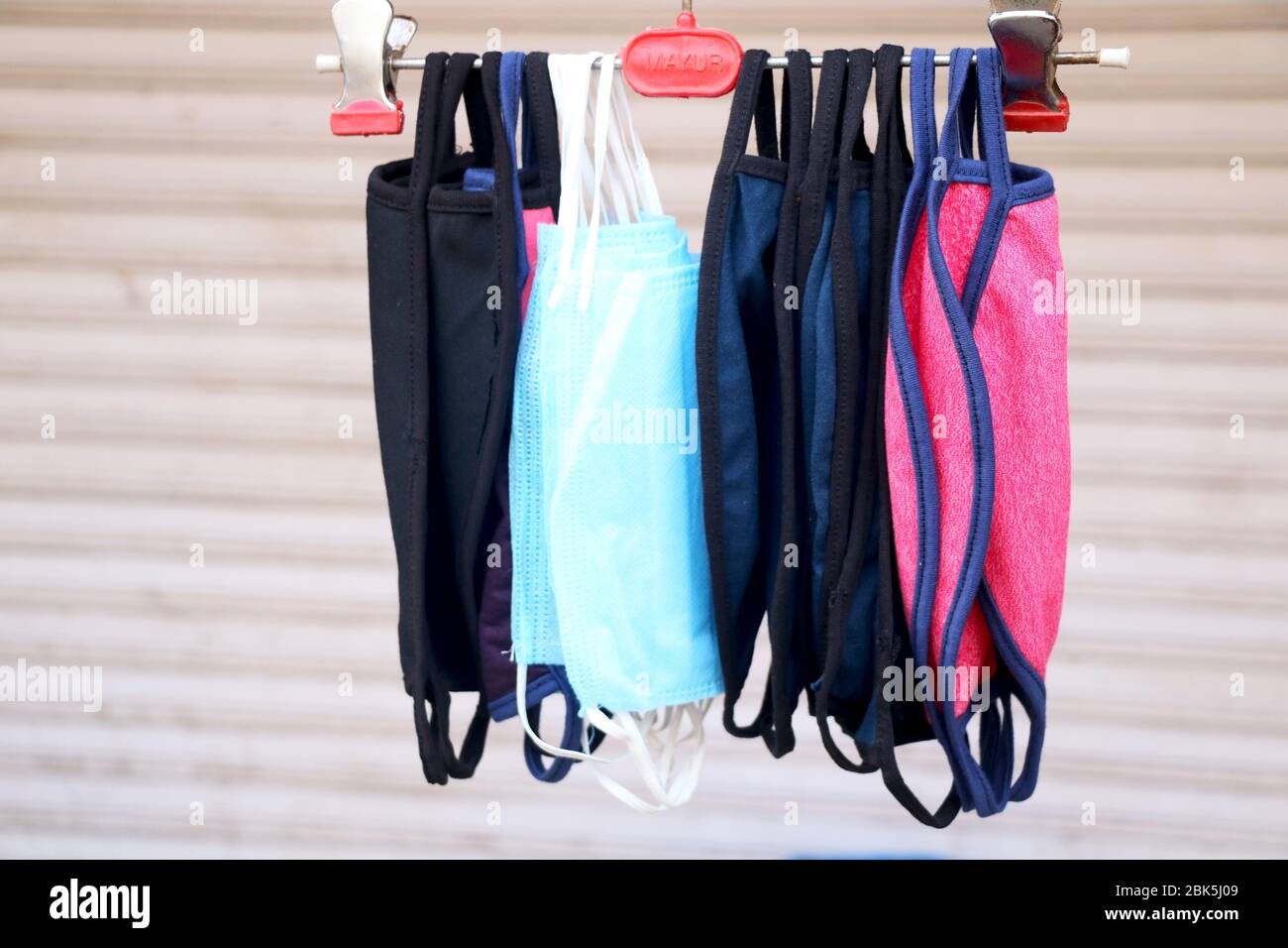 Bunte hausgemachte Tuch Gesichtsmaske Verkauf auf der Straßenseite während der Sperre in Indien Stockfoto