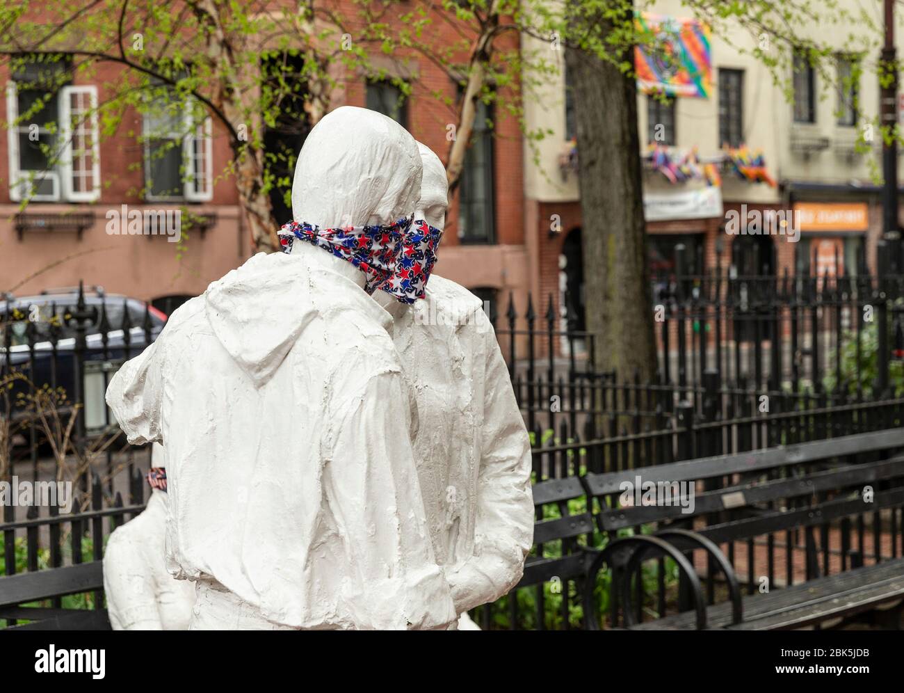 New York, Usa. Mai 2020. Statuen des Gay Liberation Monument tragen schützende Gesichtsbandanas während der COVID-19 Pandemie im Christopher Park gesehen (Foto: Lev Radin/Pacific Press) Quelle: Pacific Press Agency/Alamy Live News Stockfoto