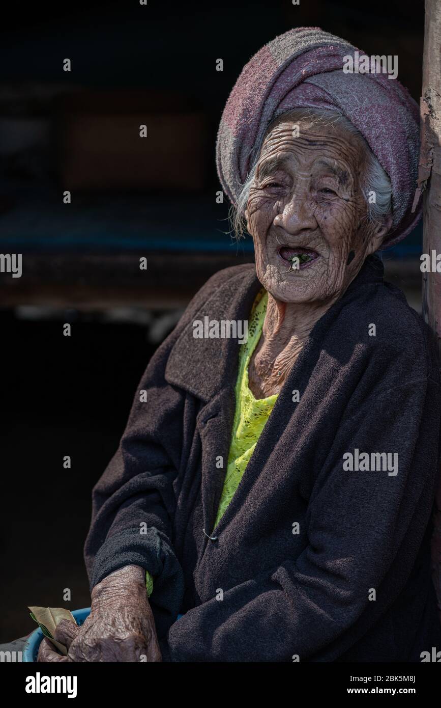 Ubud, Gianyar, Bali, Indonesien - 28. Juni 2019 : Alte balinesin in einem kleinen Dorf in der Nähe von Ubud. Stockfoto