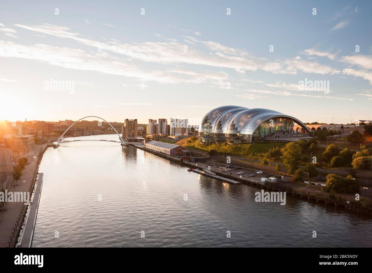 Blick auf Sage Gateshead und die Millenniumsbrücke von der Tyne Bridge bei Sonnenaufgang, Newcastle upon Tyne, Großbritannien Stockfoto