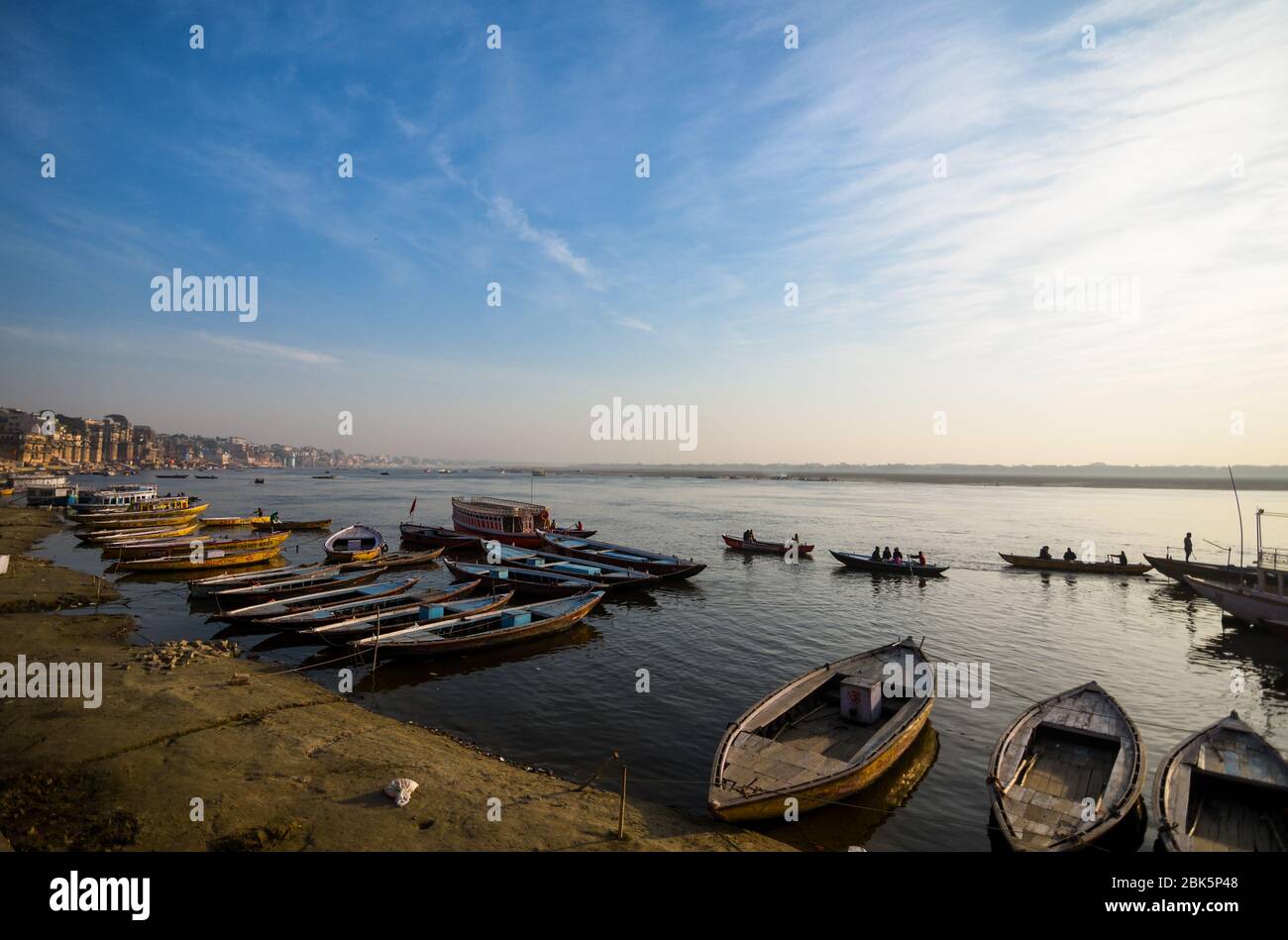 Helle Morgenszene in Varanasi Ghat, Uttar Pradesh, Indien. Stockfoto