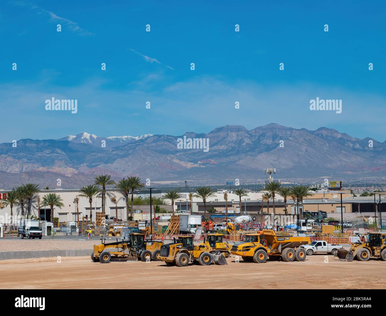 Las Vegas, APR 29, 2020 - Moning Ansicht von vielen Baggern mit Mt Charleston Stockfoto
