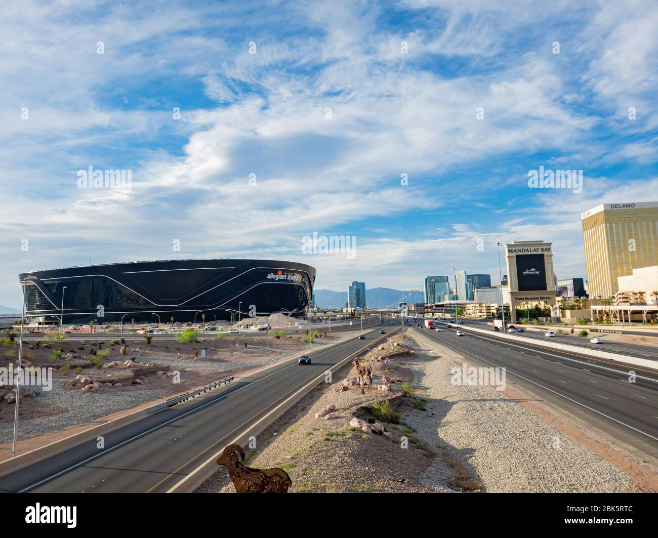 Las Vegas, APR 29, 2020 - Nachmittags Blick auf das fast fertig gestellte Allegiant Stadion mit Blick auf den Strip Stockfoto