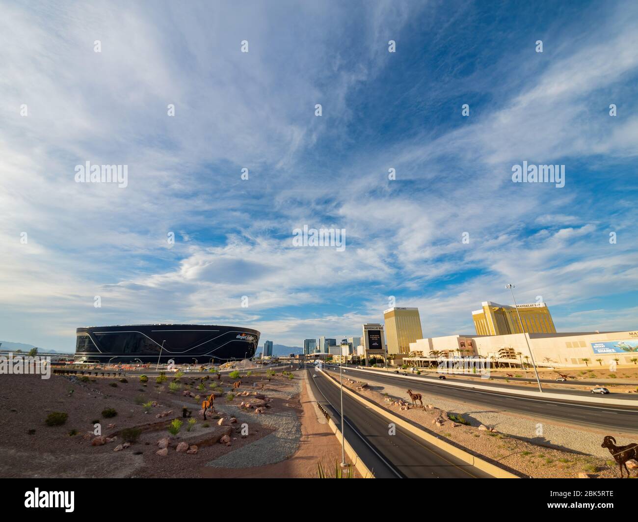 Las Vegas, APR 29, 2020 - Nachmittags Blick auf das fast fertig gestellte Allegiant Stadion mit Blick auf den Strip Stockfoto