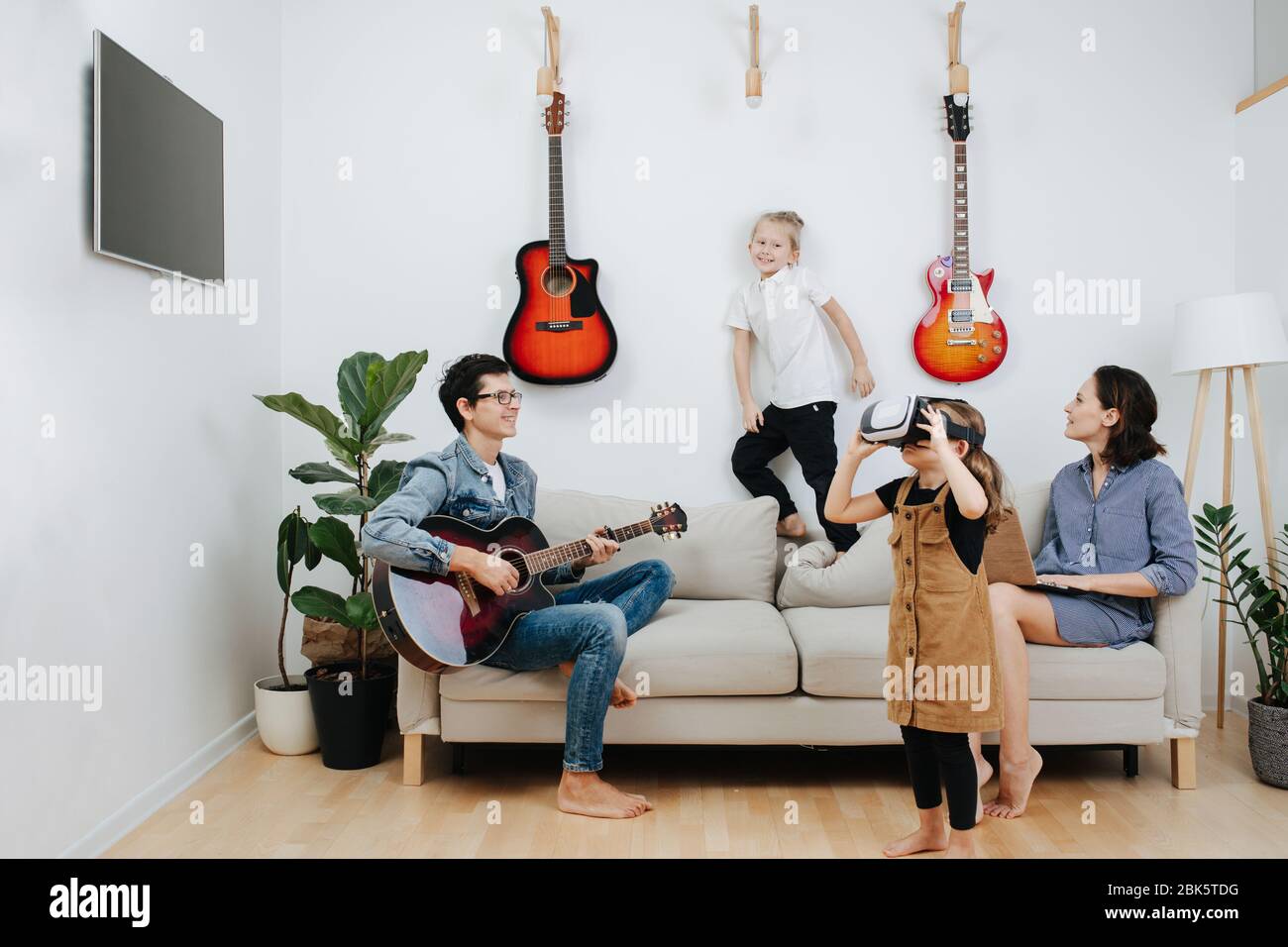 Familie verbringt Zeit auf einem Sofa, eash tun seine oder ihre eigene Sache Stockfoto
