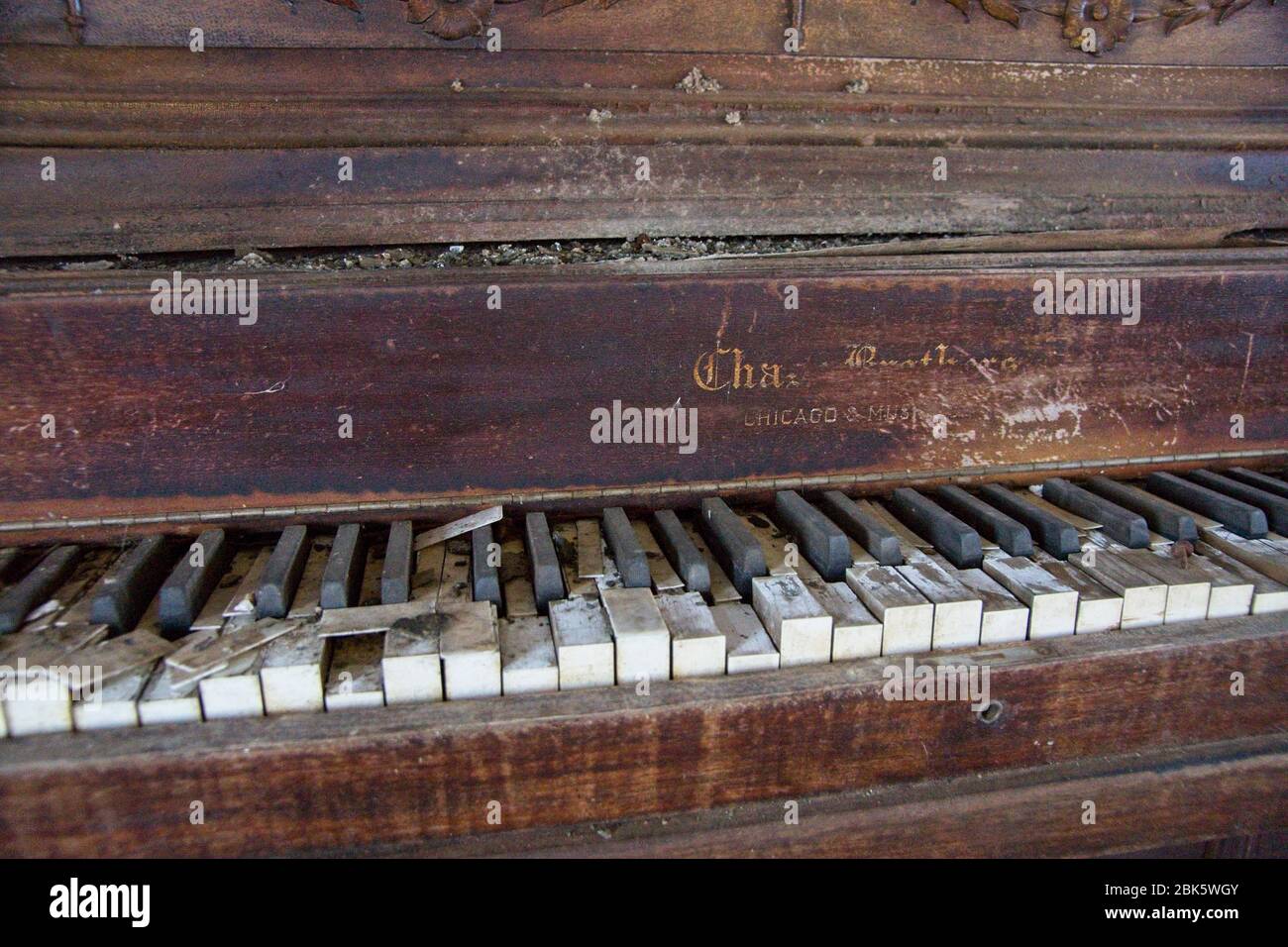 Schlüssel des alten und gebrochenen Klaviers Stockfoto
