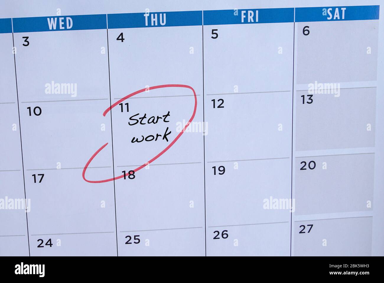 Arbeit beginnen, Wörter im Kalender. Rot eingekreist. Beschäftigung oder Karriere Konzept. Stockfoto