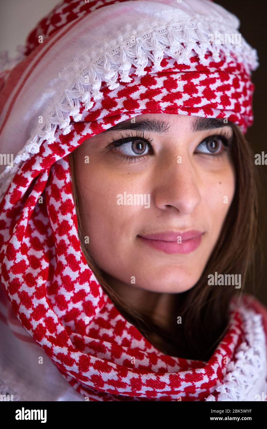 Junge jordanische Frau mit traditionellen Keffiyeh Kopftuch in Jerash, Jordanien Stockfoto