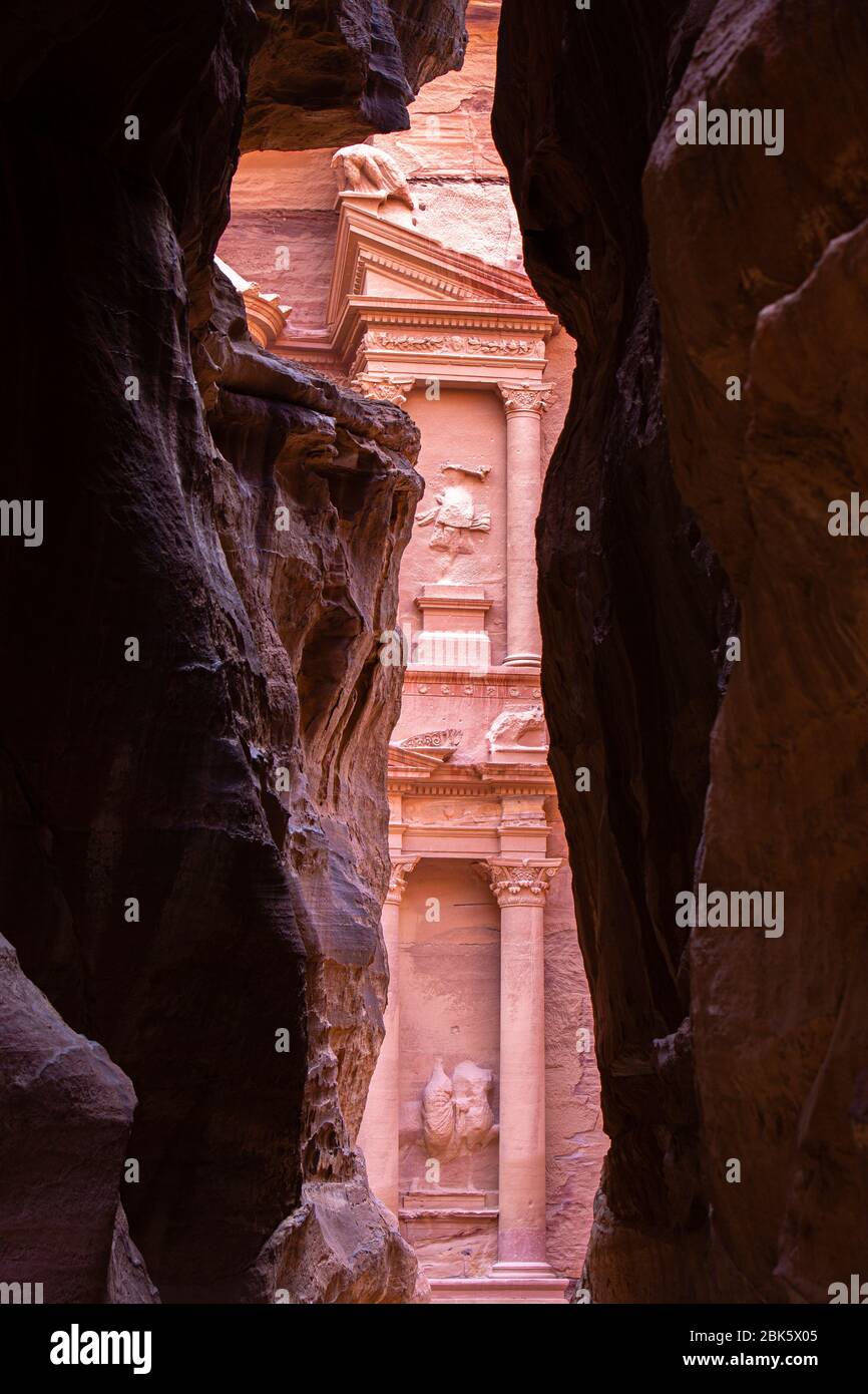 Die Al Khazneh Schatzkammer, die durch den Siq Slot Canyon in der Stadt Petra, Jordanien, gesehen wird Stockfoto