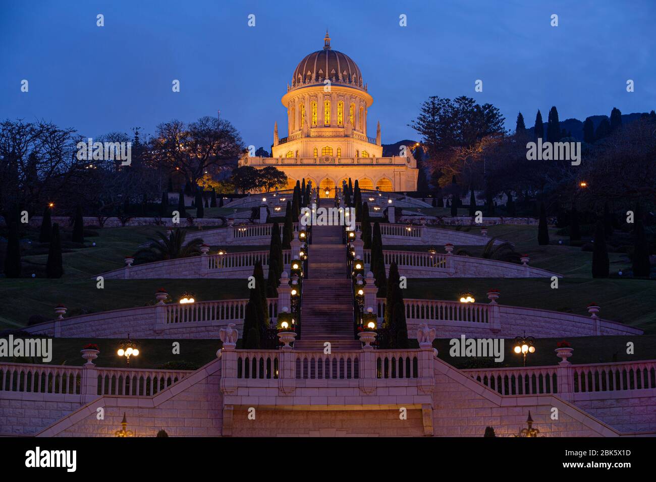 Hängende Gärten von Haifa auf dem Berg Karmel in der Nacht, Israel Stockfoto