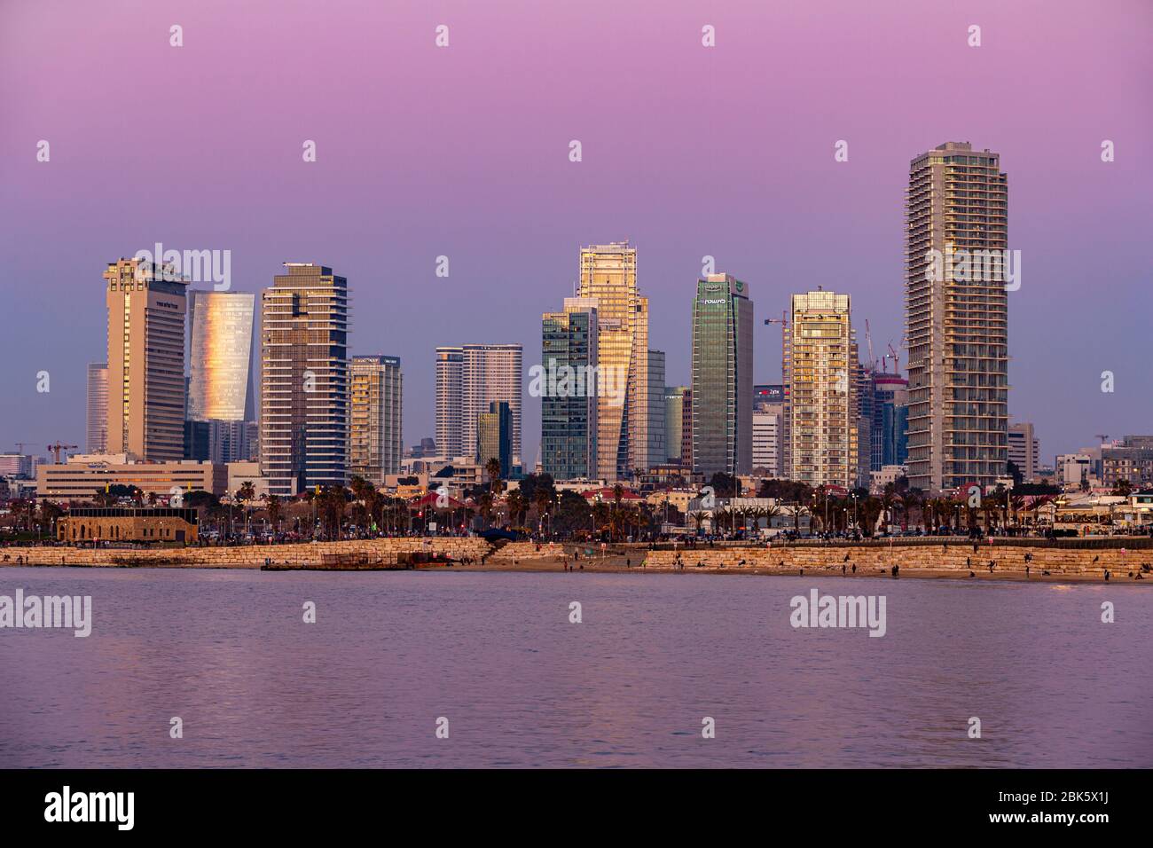 Die Skyline von Tel Aviv in der Abenddämmerung, vom Jaffa Port, Israel aus gesehen Stockfoto