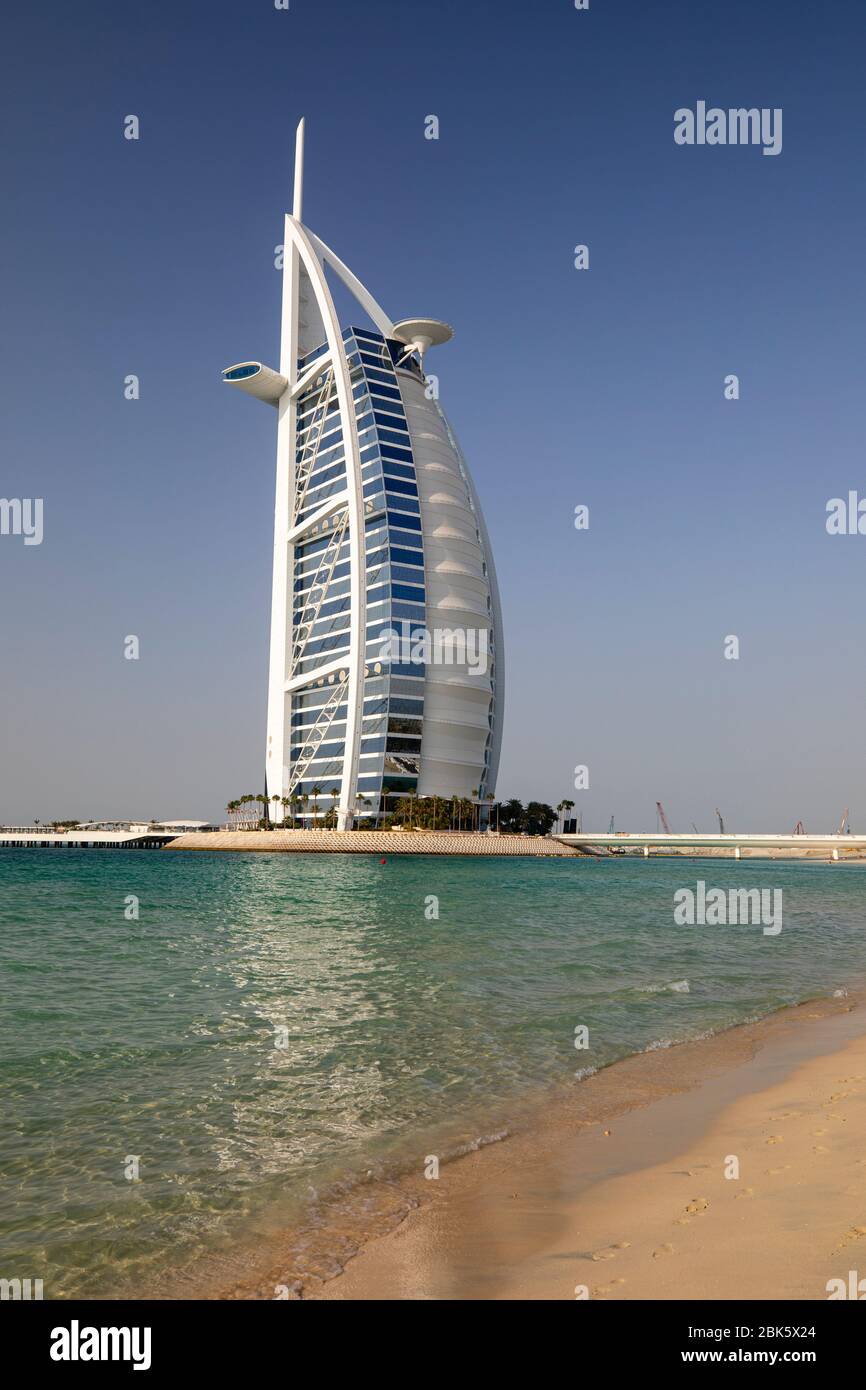 Burg Al Arab Jumeirah vom Sunset Beach in Dubai, Vereinigte Arabische Emirate Stockfoto