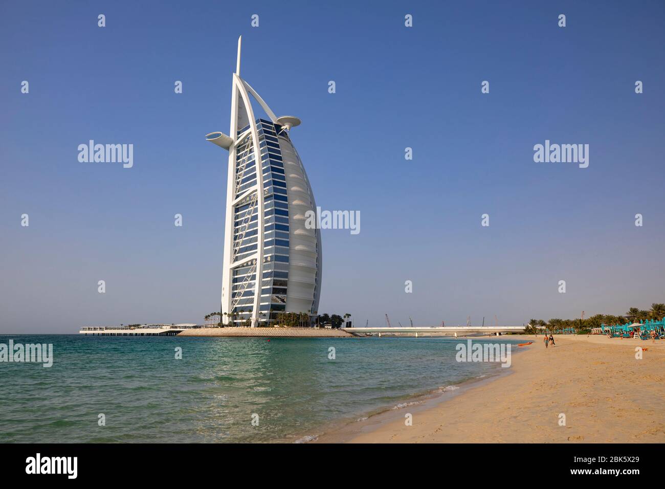 Burg Al Arab Jumeirah vom Sunset Beach in Dubai, Vereinigte Arabische Emirate Stockfoto