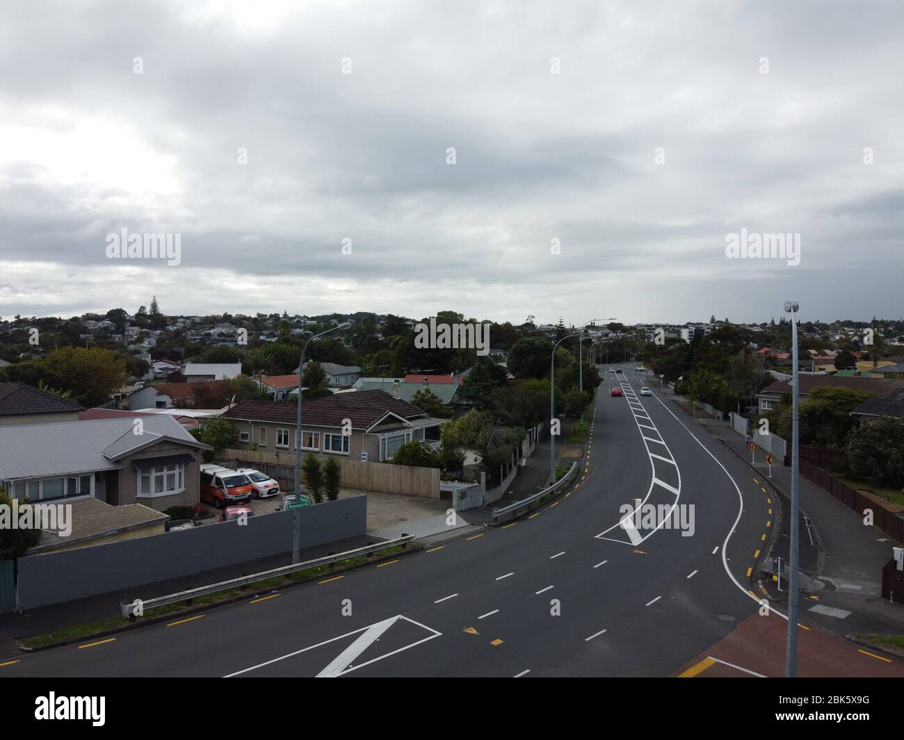 Drohnenschuss von leeren Straßen während einer Sperrung in der Covid-19-Pandemie Stockfoto