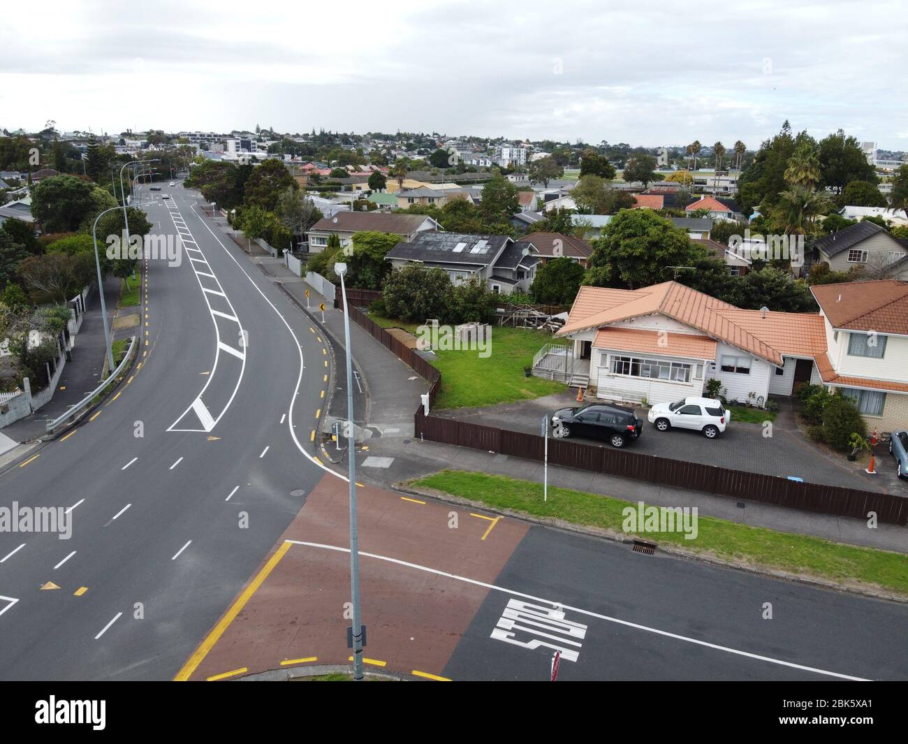 Drohnenschuss von leeren Straßen während einer Sperrung in der Covid-19-Pandemie Stockfoto